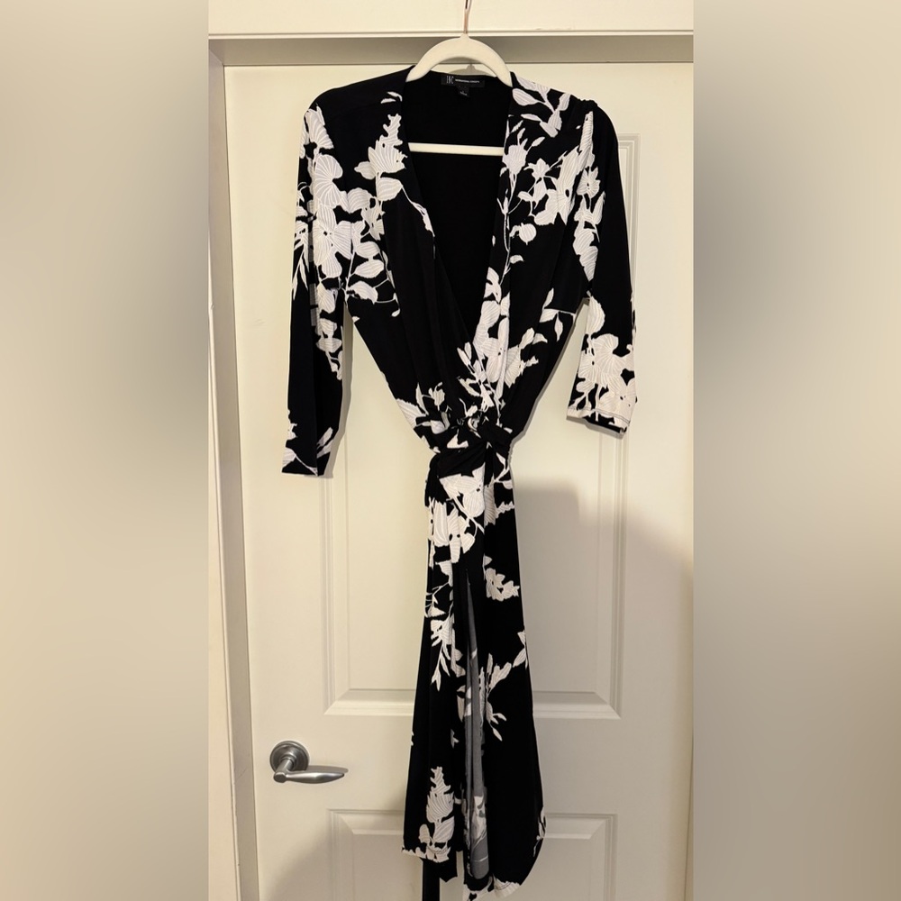 Stunning wrap dress with floral appliqué